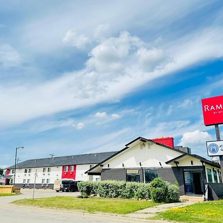Hotel Ramada By Wyndham Dawson Creek Esterno foto