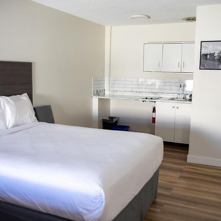 Hotel Ramada By Wyndham Dawson Creek Esterno foto