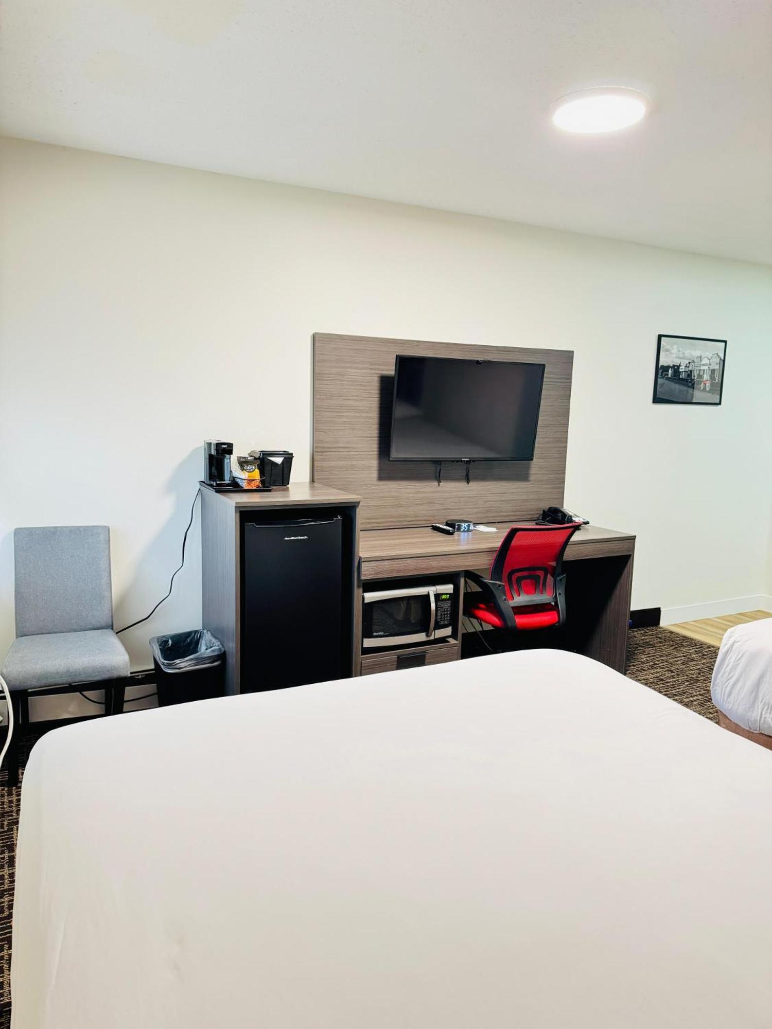Hotel Ramada By Wyndham Dawson Creek Esterno foto