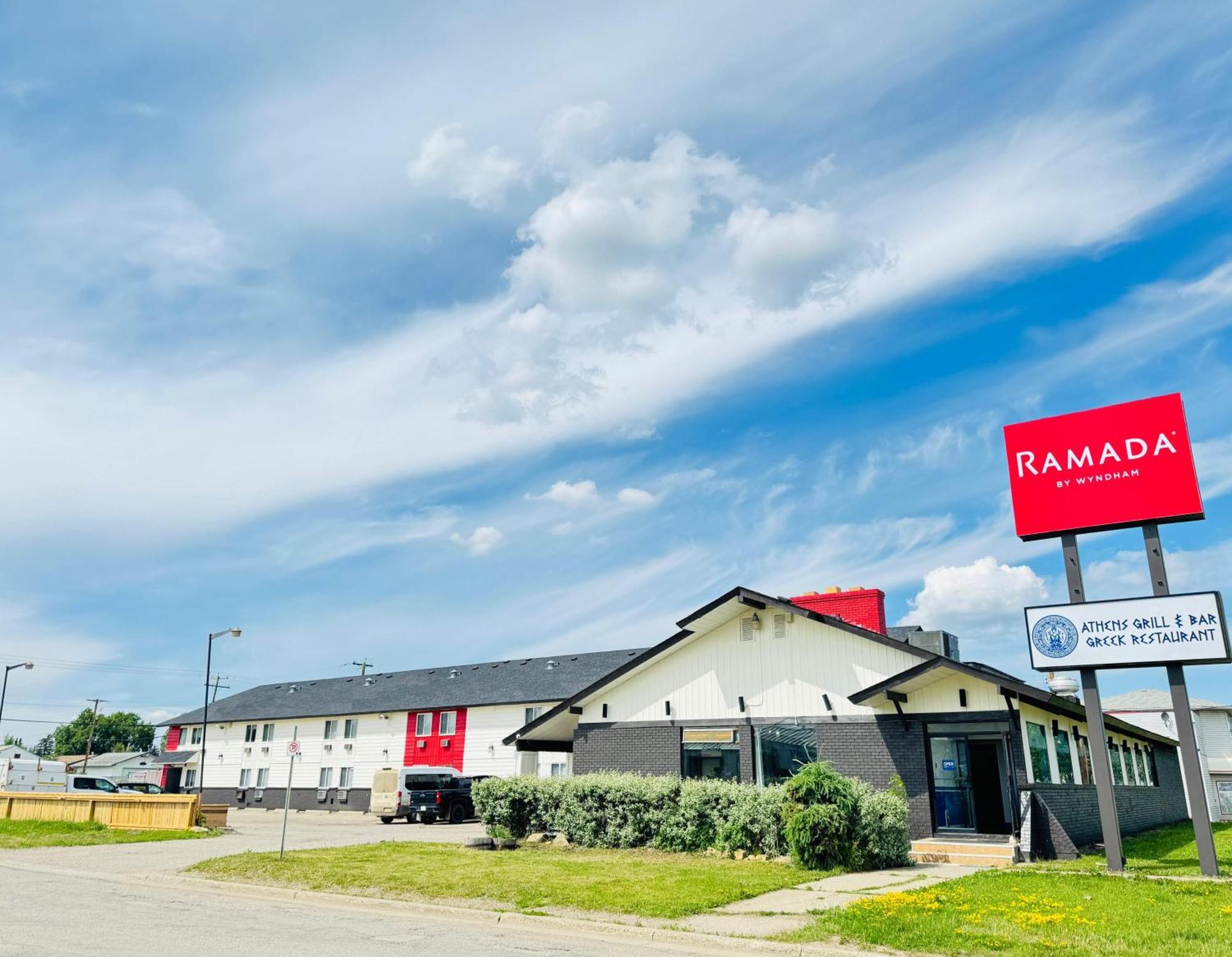 Hotel Ramada By Wyndham Dawson Creek Esterno foto