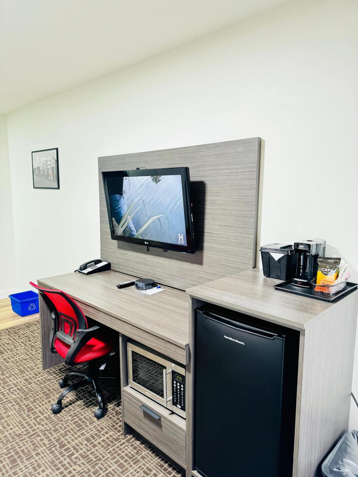 Hotel Ramada By Wyndham Dawson Creek Esterno foto