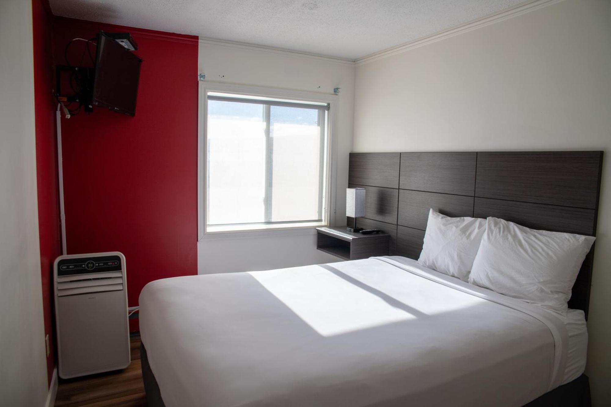 Hotel Ramada By Wyndham Dawson Creek Esterno foto