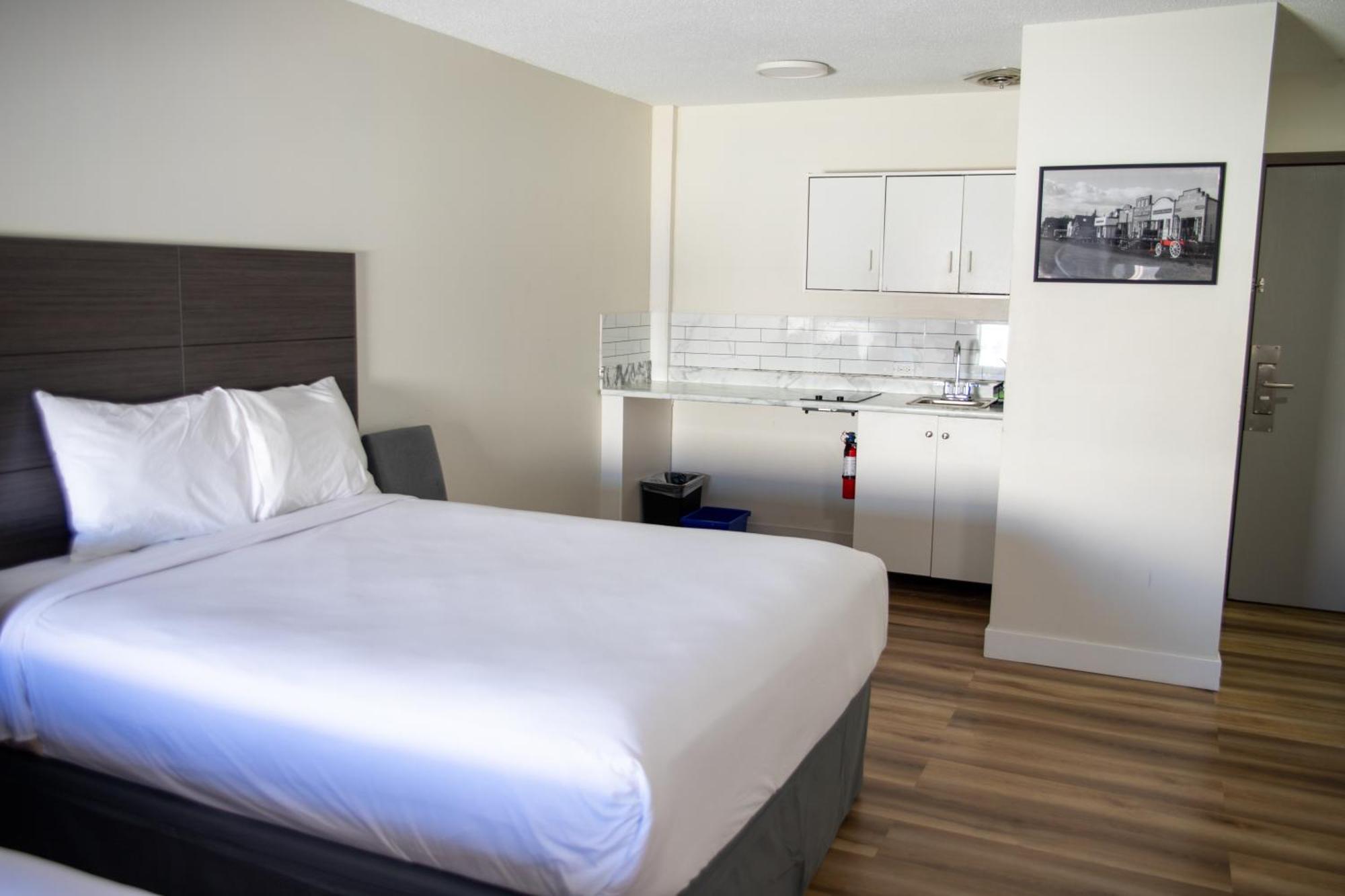 Hotel Ramada By Wyndham Dawson Creek Esterno foto