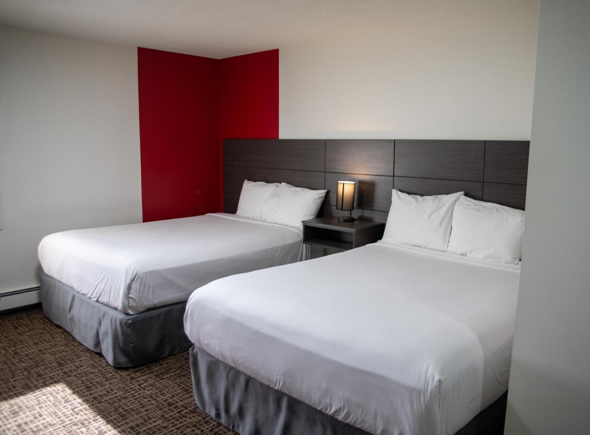 Hotel Ramada By Wyndham Dawson Creek Esterno foto