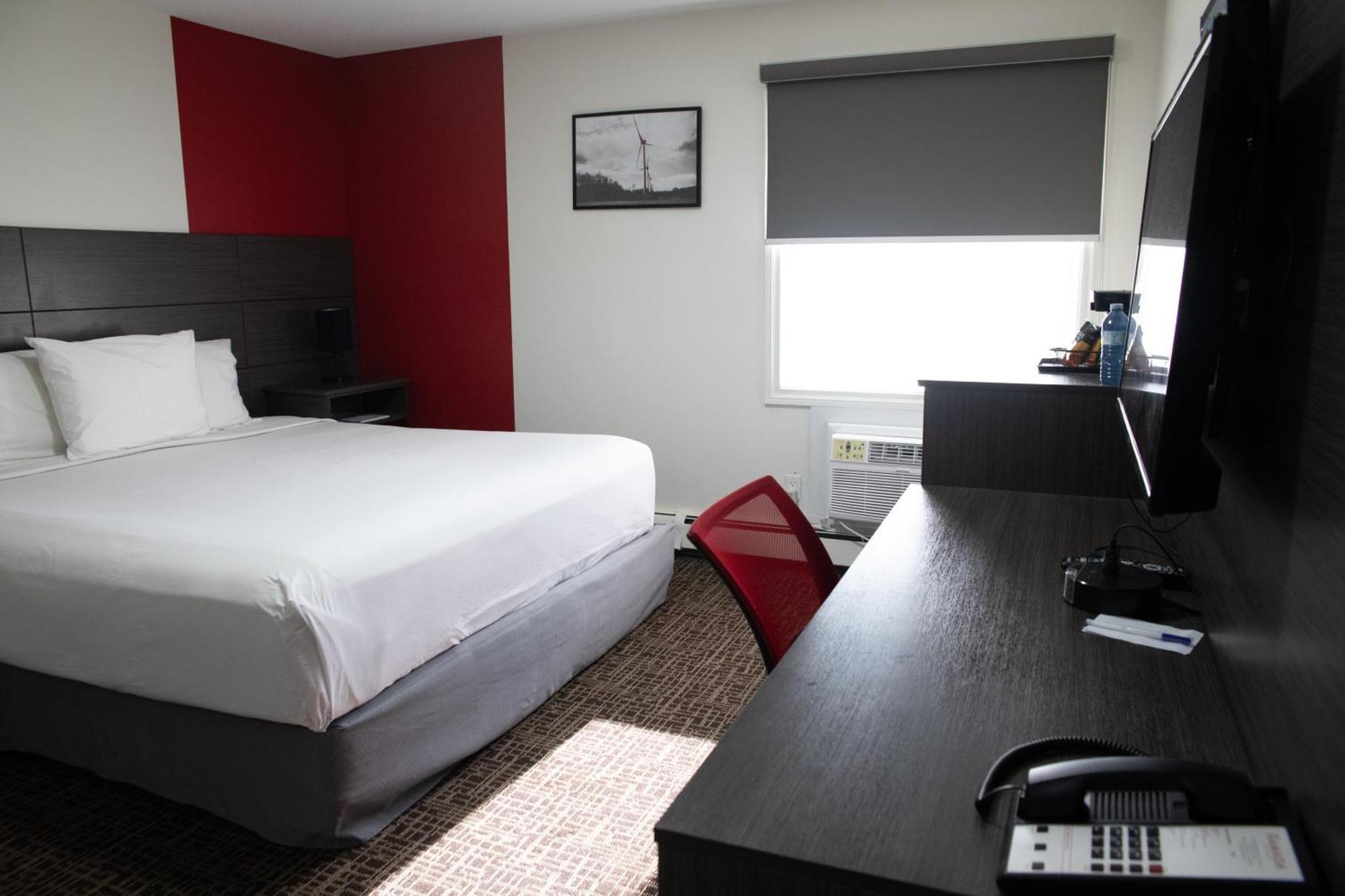 Hotel Ramada By Wyndham Dawson Creek Esterno foto