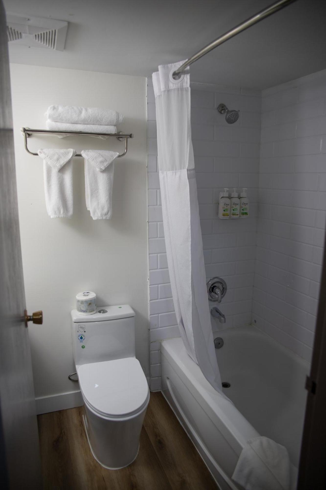 Hotel Ramada By Wyndham Dawson Creek Esterno foto