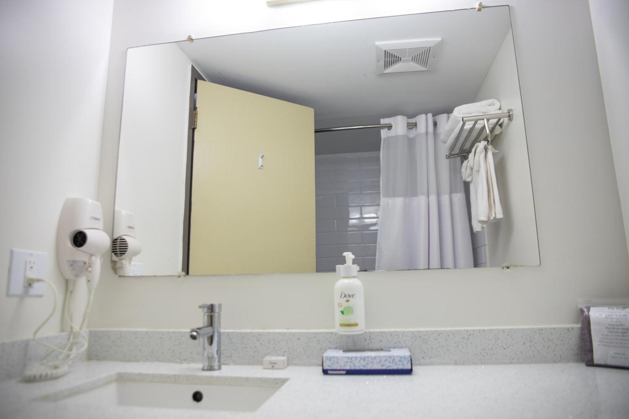 Hotel Ramada By Wyndham Dawson Creek Esterno foto