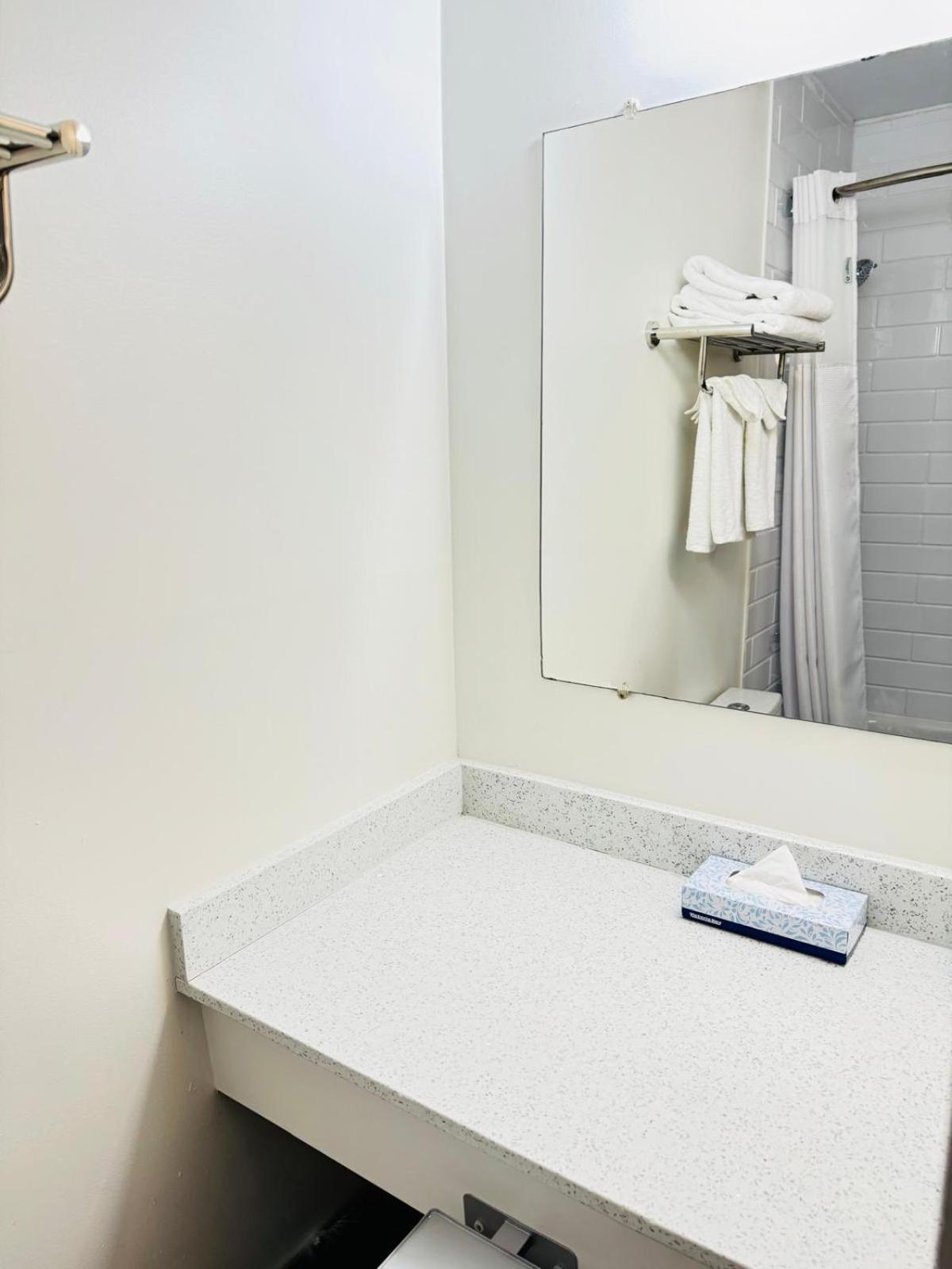 Hotel Ramada By Wyndham Dawson Creek Esterno foto