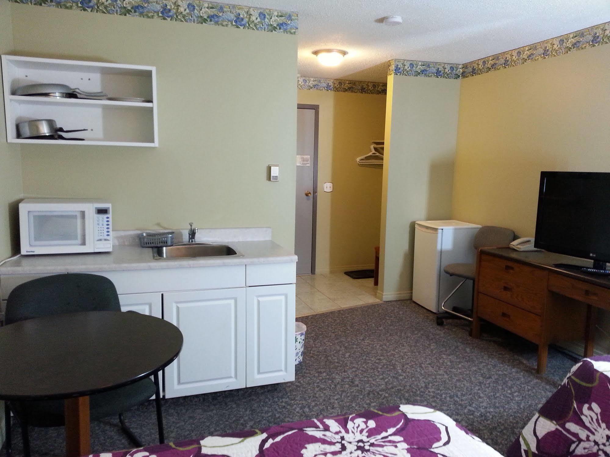 Hotel Ramada By Wyndham Dawson Creek Esterno foto