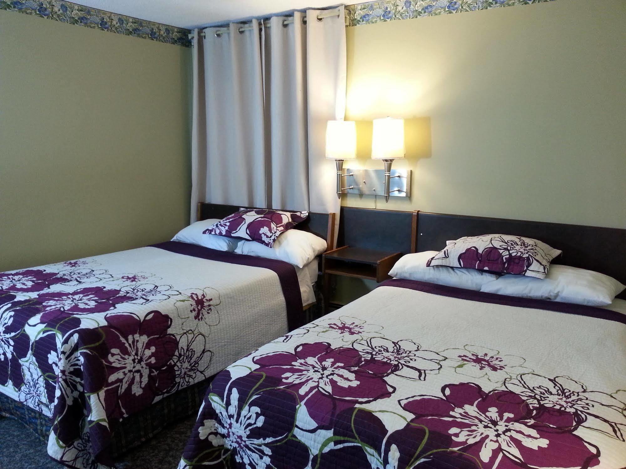 Hotel Ramada By Wyndham Dawson Creek Esterno foto
