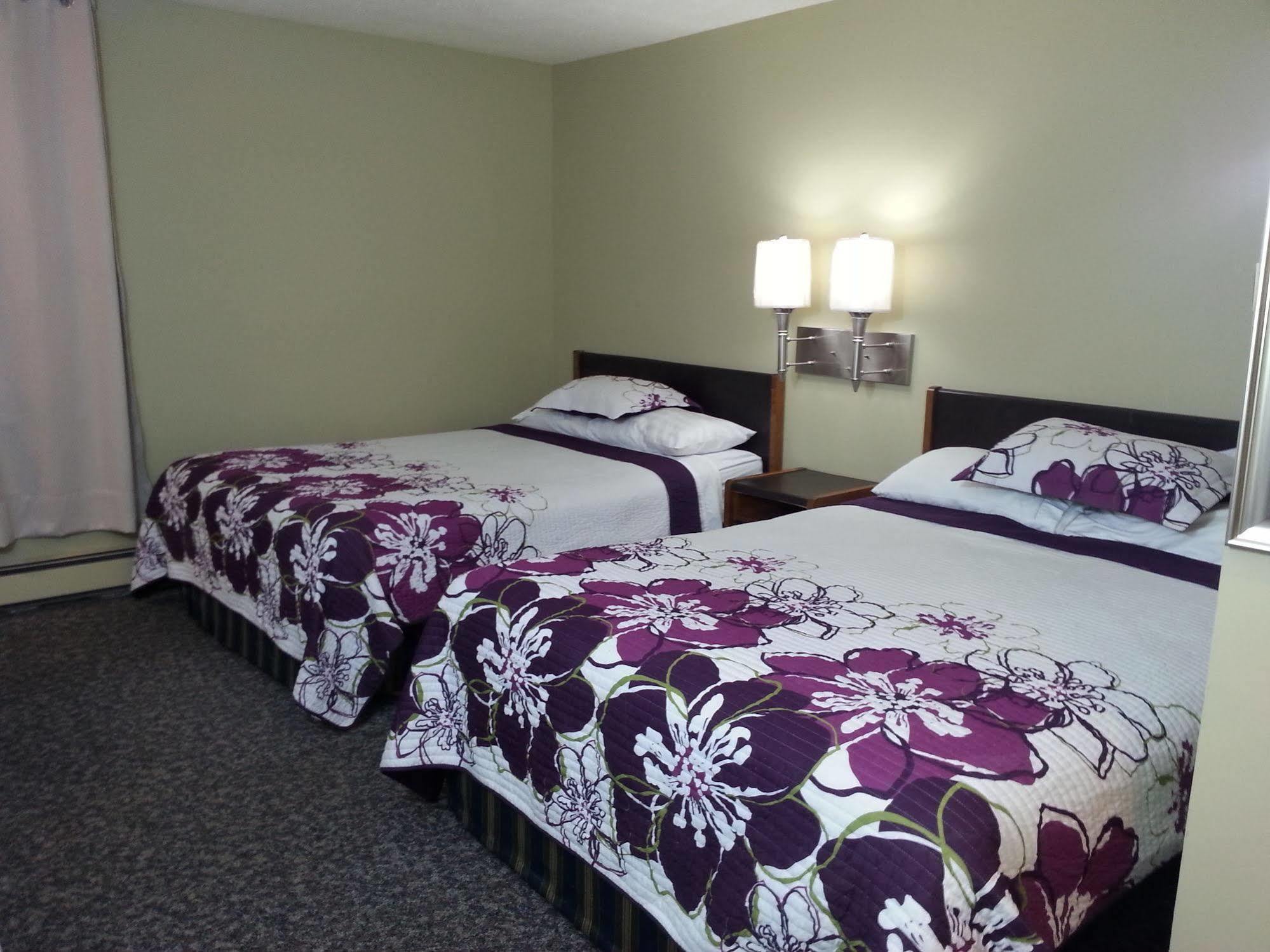 Hotel Ramada By Wyndham Dawson Creek Esterno foto