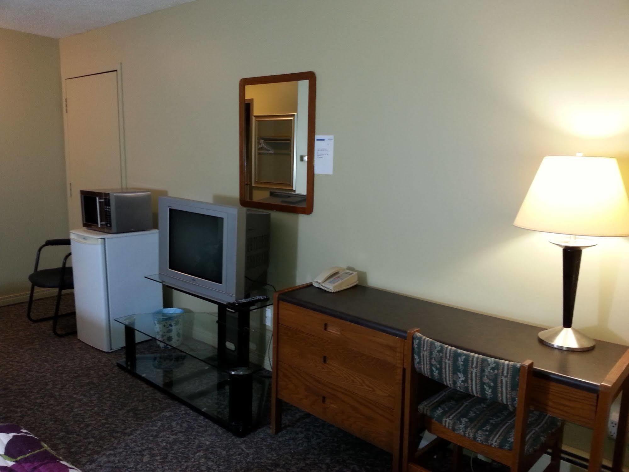 Hotel Ramada By Wyndham Dawson Creek Esterno foto