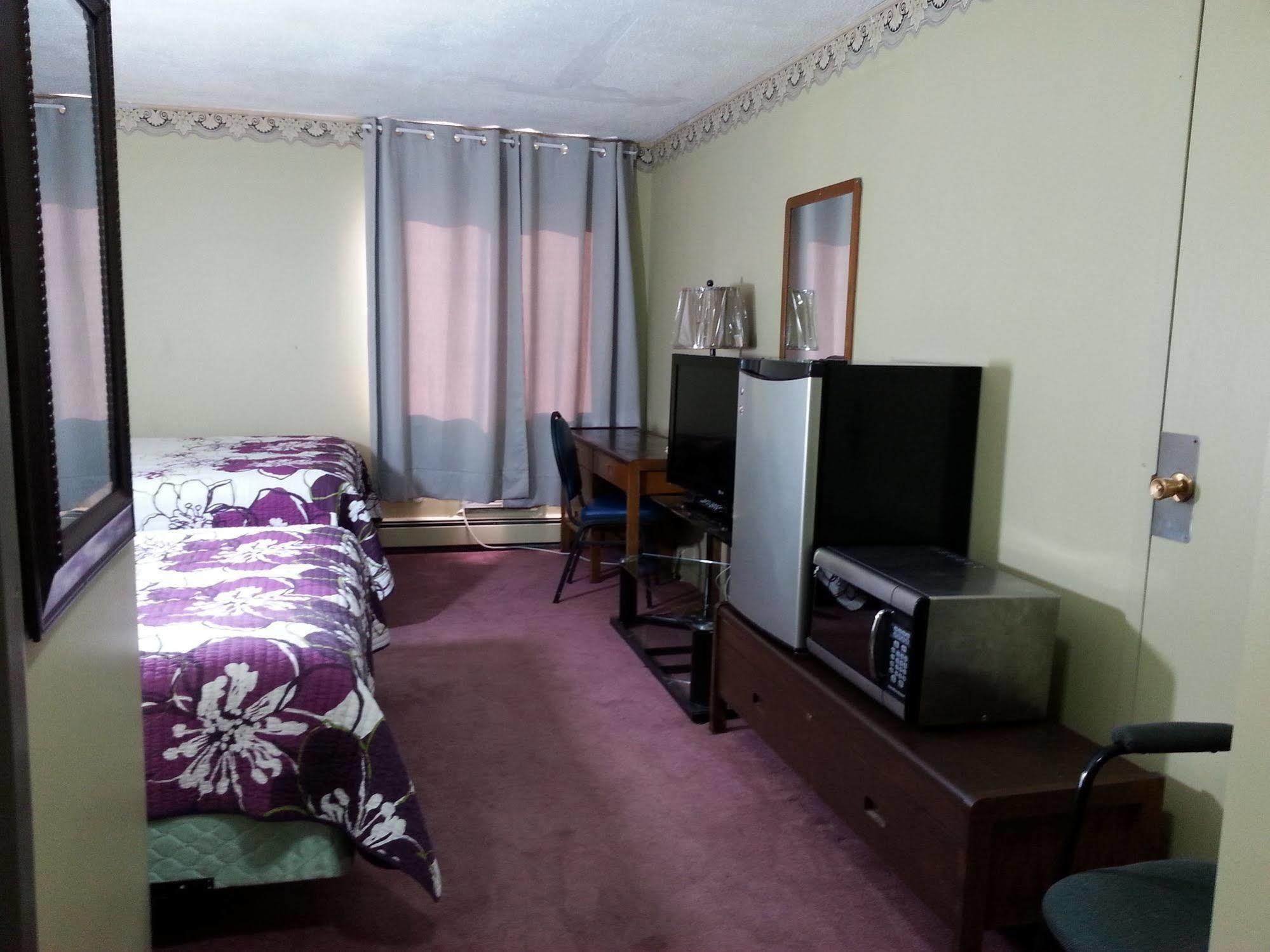 Hotel Ramada By Wyndham Dawson Creek Esterno foto