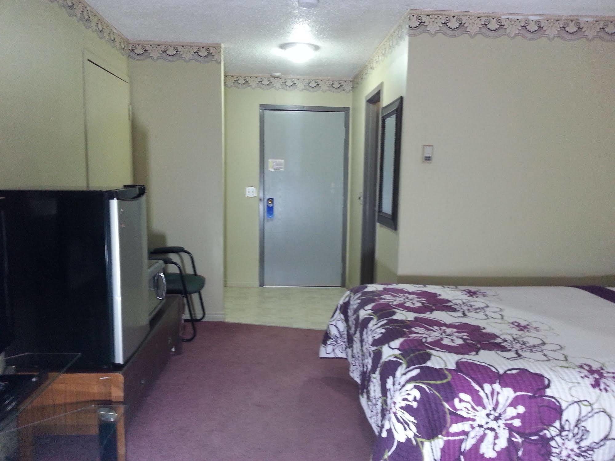 Hotel Ramada By Wyndham Dawson Creek Esterno foto
