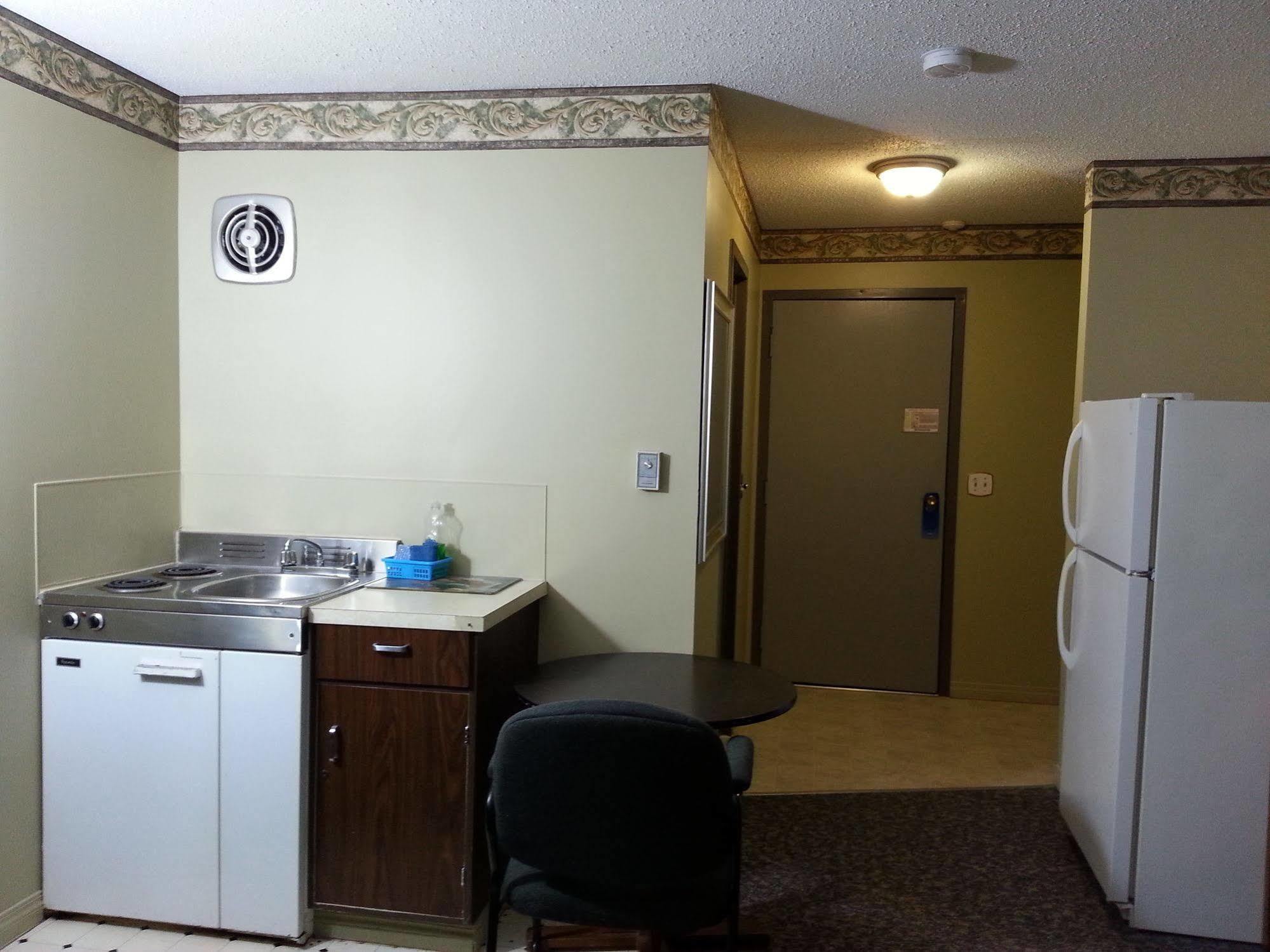 Hotel Ramada By Wyndham Dawson Creek Esterno foto