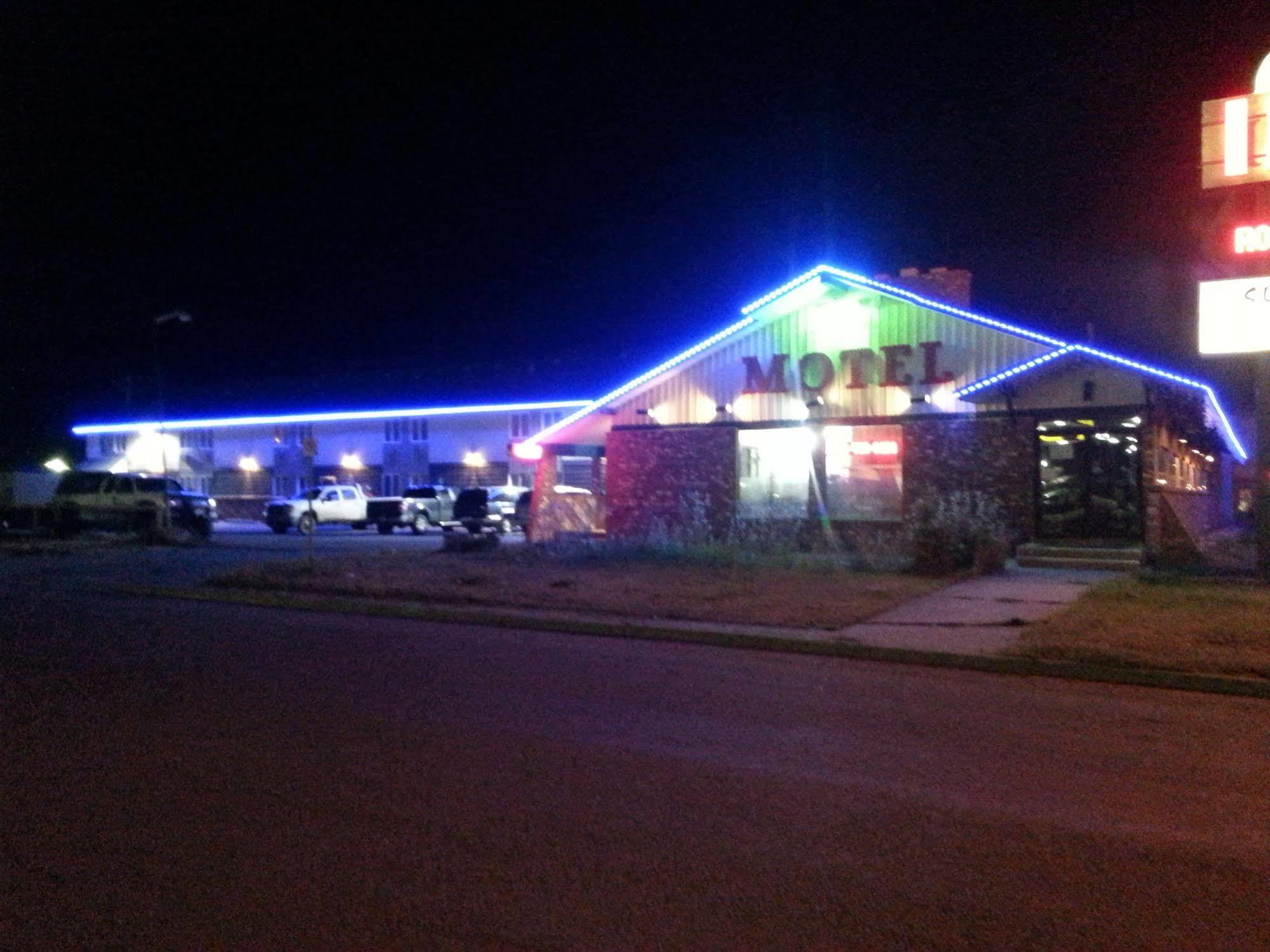 Hotel Ramada By Wyndham Dawson Creek Esterno foto